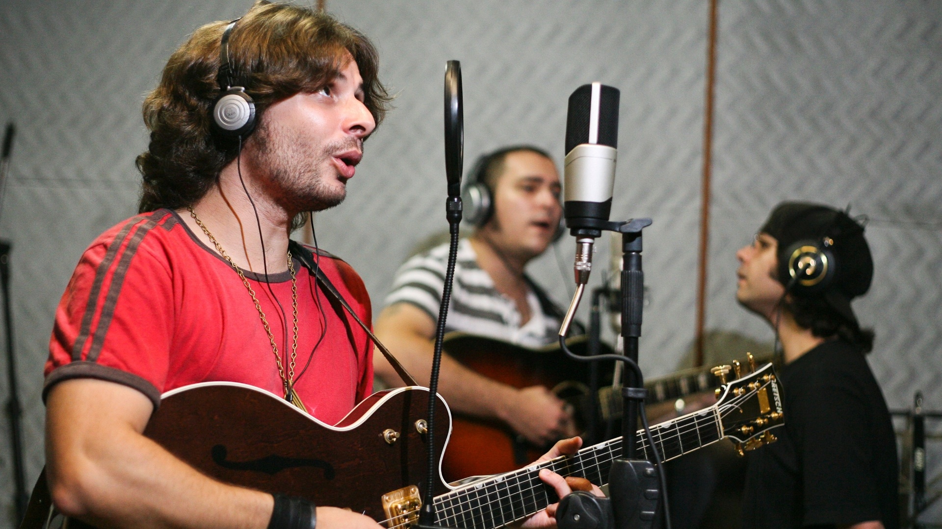 Rony Almeida (George Harrison) canta durante a gravação das músicas do Especial com a banda Zoom Beatles - Fernando Donasci/UOL