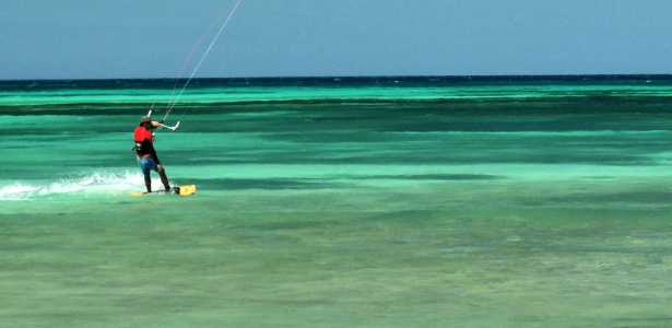 Turista pratica kitesurfe nas águas de Aruba, uma das mais lindas ilhas do Caribe - Aruba Tourism Authority/Divulgação