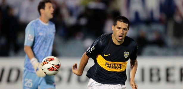 Riquelme comemora gol marcado pelo Boca Juniors na vitória contra o Nacional fora  - REUTERS/Andres Stapff 