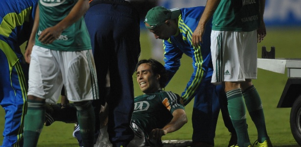 Valdivia sofreu a lesão na coxa no duelo contra o Paulista no Pacaembu  - Reinaldo Canato / Folhapress