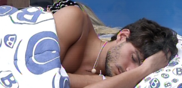 14.mar.2013 - Em dia de prova do líder, André aproveita a tarde para dormir ao lado de Fernanda