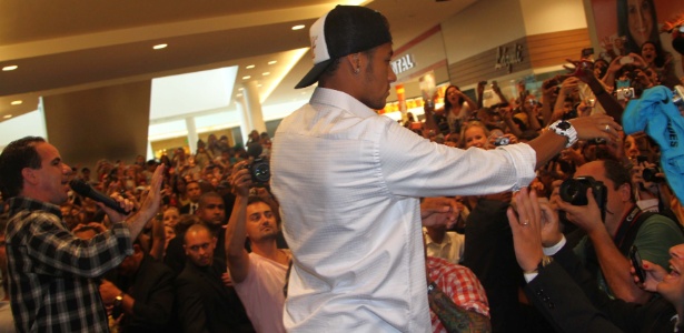 Neymar causa tumulto em shopping de Campinas em evento de seus patrocinadores - Thiago Duran/AgNews
