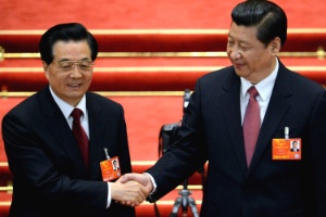 O presidente recém-eleito da China, Xi Jinping (à direita), cumprimenta o ex-presidente, Hu Jintao, durante o 12º Congresso Nacional Popular
