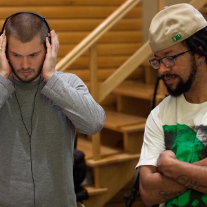 Rael (à dir.) e o produtor Beatnick no estúdio gravando o novo álbum - Serjão Carvalho/Divulgação