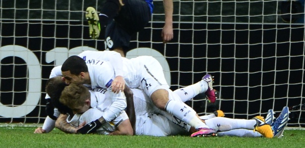 Jogadores abraçam o atacante Adebayor, autor do gol do Tottenham  - AFP PHOTO / OLIVIER MORIN