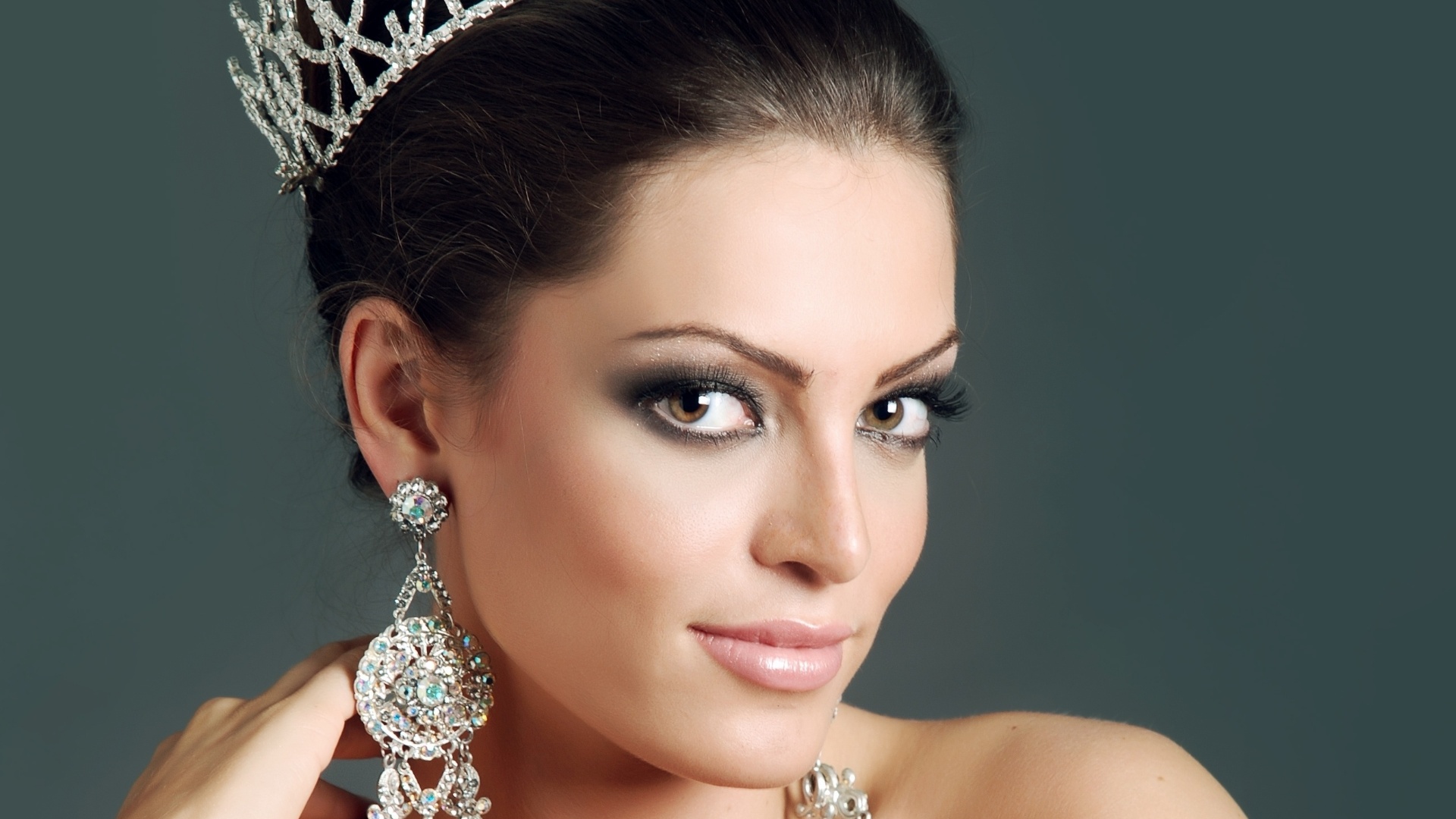 Aline Zermiani foi eleita a Miss Santa Catarina, em 2010, e hoje atua na Team Nogueira, equipe do lutador/noivo Rogério Minotouro - Divulgação