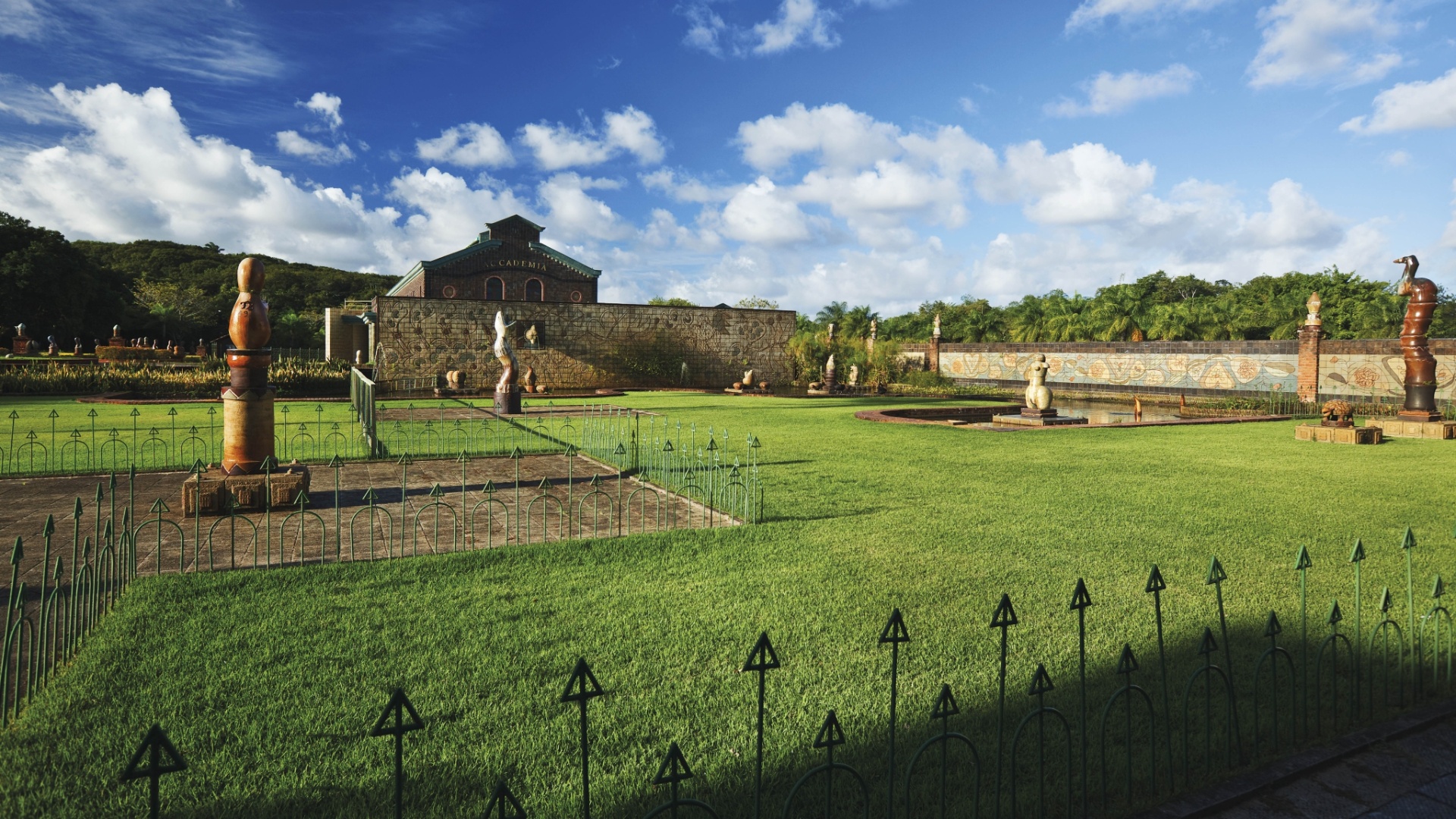 Cena do documentário "Francisco Brennand", dirigido por Mariana Fortes. O longa apresenta a vida artística do escultor e pintor recifense Francisco Brennand, com base em diários que abordam as seis últimas décadas de vida do artista de 85 anos. - Divulgação / Espaço Filmes