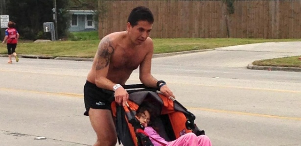 Corredor Iram Leon percorre a maratona de Gusher empurrando sua filha em um carrinho - Divulgação