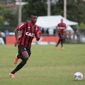 Autor de dois gols no clássico, Douglas Coutinho já soma seis tentos pelo Atlético-PR no estadual - 