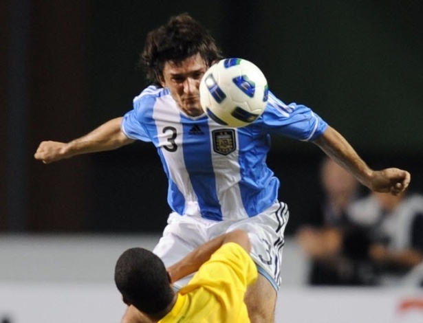 Emiliano Papa disputou, pela seleção argentina, o Superclássico das Américas de 2011; diferentemente do último conclave, daquela vez o Brasil saiu vencedor - AFP PHOTO/Evaristo AS