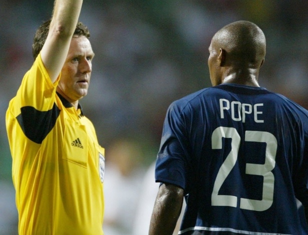 O americano Eddie Pope pode se orgulhar de ser o único "papa" a receber cartões amarelos e vermelhos em Copas do Mundo - REUTERS/Shaun Best