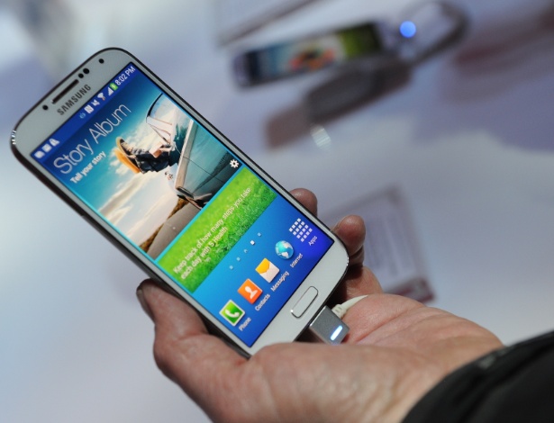 Detalhe do smartphone Galaxy S4, da Samsung, durante lançamento do telefone nos EUA - Dom Emmert/AFP