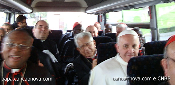 Papa Francisco (de branco) dispensa limusine e pega ônibus com cardeais antes de primeira missa oficial - Frederico de Oliveira e monsenhor Antônio Luiz/Canção Nova