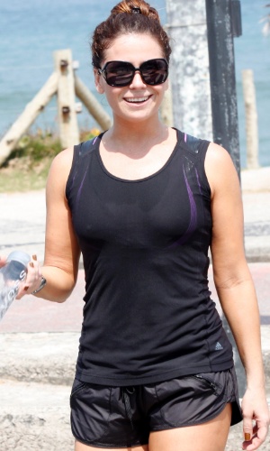 10.set.2012 Giovanna se exercitando na orla da praia da Barra da Tijuca, no Rio