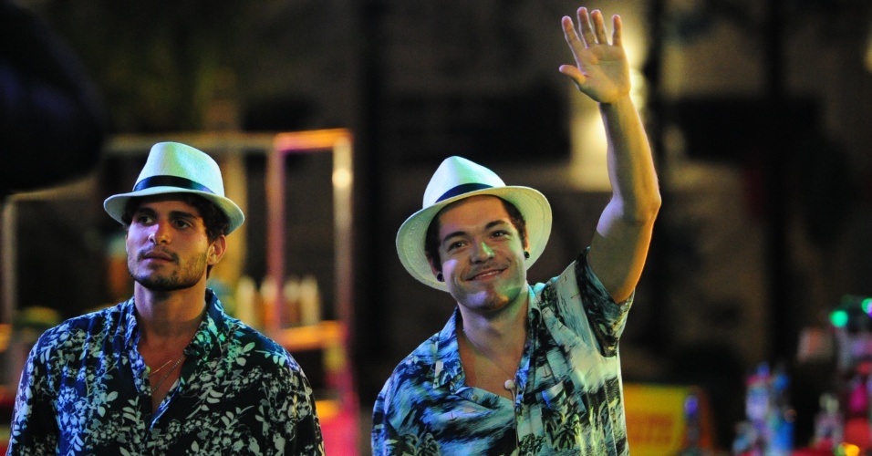 13.mar.2013 - André e Nasser dançam ao som de Sorriso Maroto