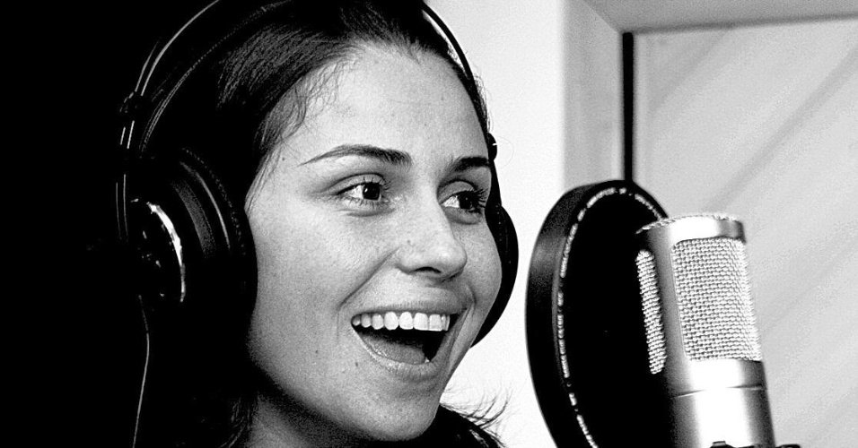 13.out.2005 Giovanna Antonelli canta em gravação de CD em que atrizes da Globo registraram cantigas de roda
