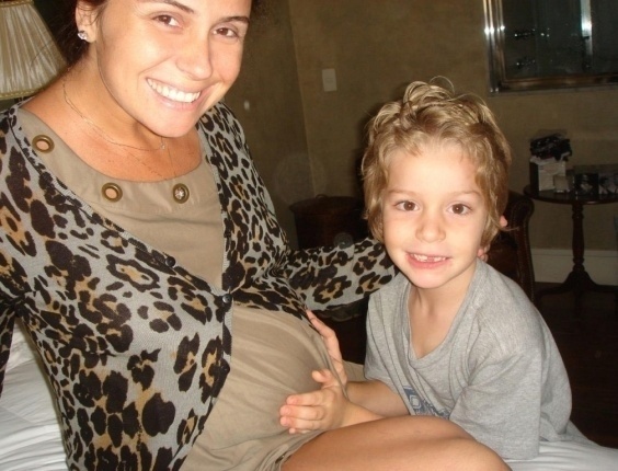 14.jul.2010 A atriz  grávida de quase sete meses das gêmeas, e o filho Pietro, do relacionamento com o ator Murilo Benício