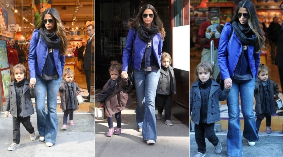 14.mar.2013 - Camila Alves leva os filhos Levi e Vida a loja de brinquedos em Nova York