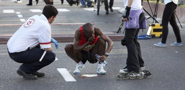 Corredor israelense de origem etíope Zohar Bimro passa mal na maratona de Tel Aviv - Gideon Markowicz /EFE