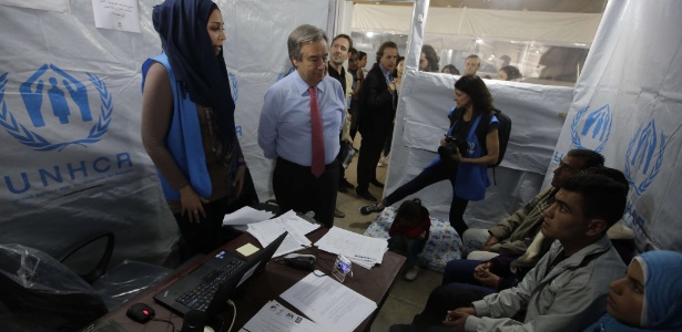 15.mar.2013 - Antonio Guterres (centro), alto comissário para refugiados da ONU, encontra-se com refugiados na Líbia - Joseph Eid/AFP