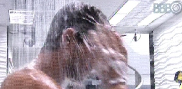 15.mar.2013 - Depois de 18h e 26 minutos de prova de resistência, André saiu vitorioso e se refrescou em um banho quente