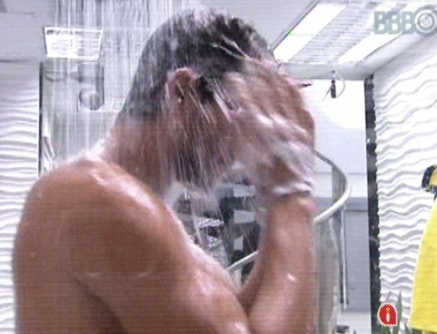 15.mar.2013 - Depois de 18h e 26 minutos de prova de resistência, André saiu vitorioso e se refrescou em um banho quente
