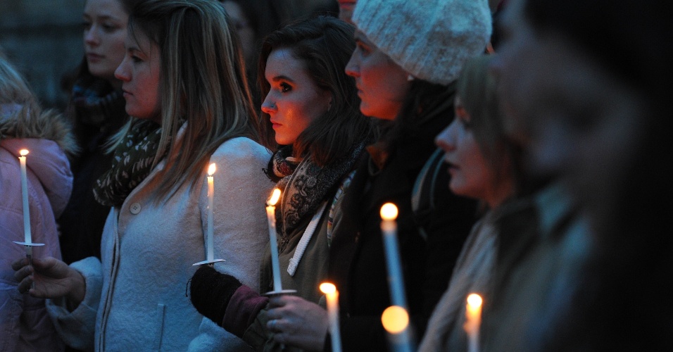 15.mar.2013 - Mulheres seguram velas em ação mundial da ONG Save the Children na noite desta quinta-feira (14), no centro de Londres, no Reino Unido.  A vígilia, que ocorreu em 20 cidades diferentes, lembra os dois anos de levante popular contra o regime de Bashar Al-Assad