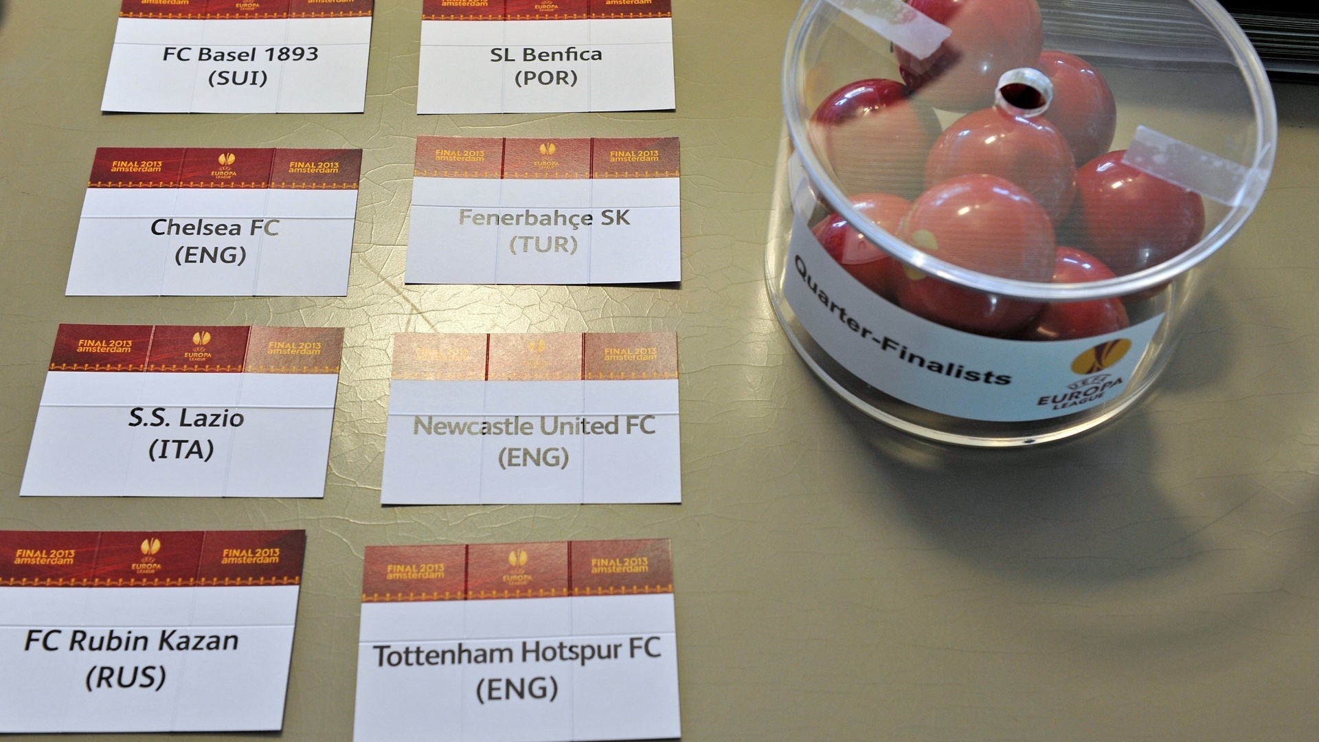 15.mar.2013 - Papéis e pote com o nome das equipes que participarão das quartas da Liga Europa - Harold Cunningham/Getty Images