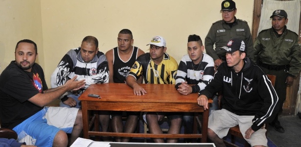 Torcedores do Corinthians presos em Oruro dão entrevista na antessala do presídio - Aizar Raldes/AFP