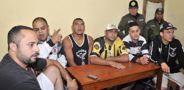 Torcedores corintianos seguem presos na Bolívia à espera de desfecho das investigações - Aizar Raldes/AFP