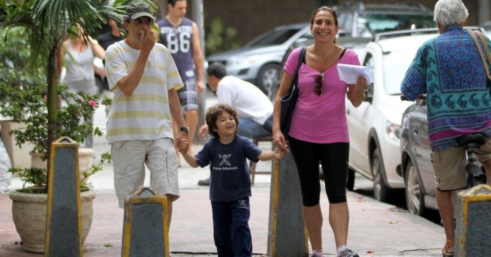 15.mar.2013 - Totia Meirelles passeia com o marido e o neto na zona sul do Rio