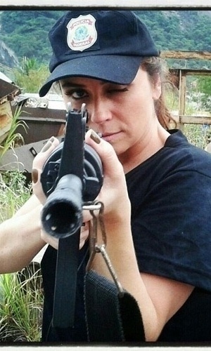 26.fev.2013 - Giovanna Antonelli divulgou uma imagem onde aparece segurando uma arma. A atriz está fazendo treinamento militar para sua personagem, a agente da Polícia Federal, Helô