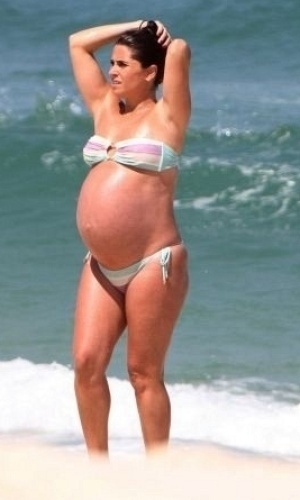 2.set.2010 Giovanna Antonelli na praia da Barra da Tijuca, no Rio, quando estava grávida das gêmeas Sofia e Antonia
