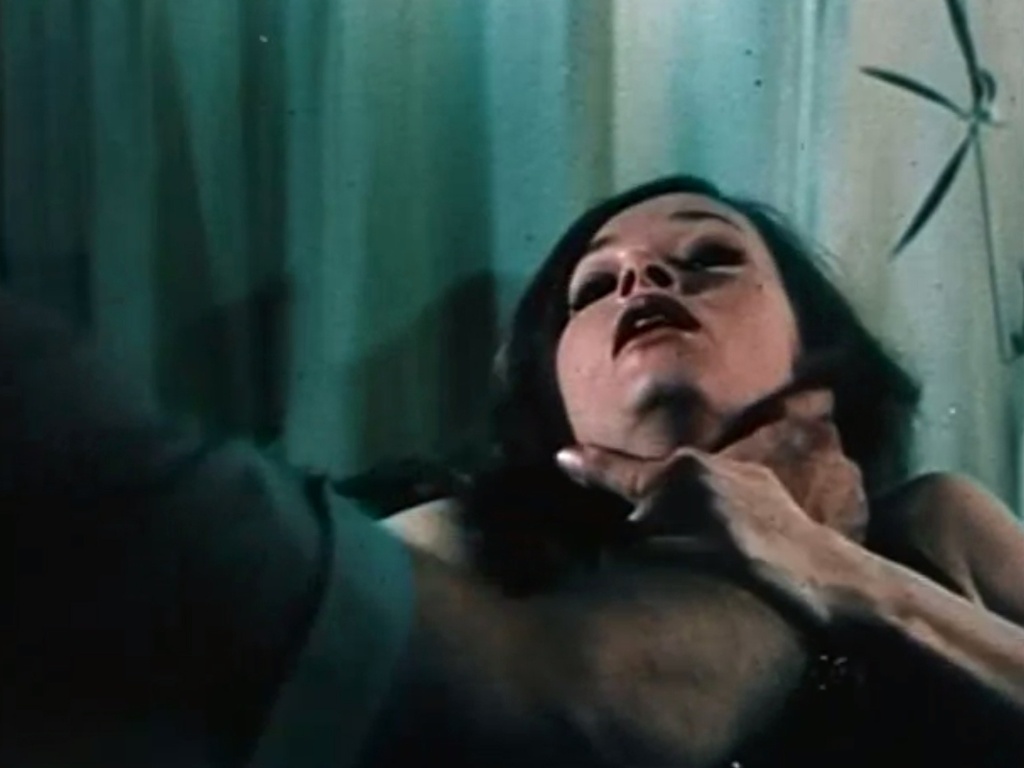 "CALAFRIOS" (1975) - Um dos primeiros filmes de Cronenberg, o longa mostra residentes de um subúrbio de classe alta em Montreal que são infectados por um parasita que torna as pessoas frígidas e estéreis em zumbis sedentos por sexo. Durante a década de 1970, Cronenberg introduz um novo tipo de ameaça para servir de base para filmes de terror: monstros gerados a partir dos próprios humanos e seus comportamentos. - Reprodução / YouTube