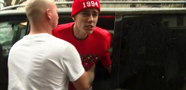 8.mar.2013 - Justin Bieber se enfurece com fotógrafo ao deixar hotel, em Londres e grita: "Vou te matar"  -  Reuters TV / Reuters