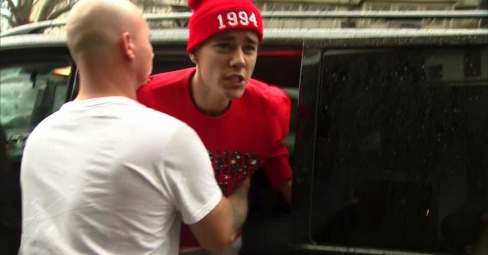 8.mar.2013 - Justin Bieber se enfurece com fotógrafo ao deixar hotel, em Londres e grita: "Vou te matar"