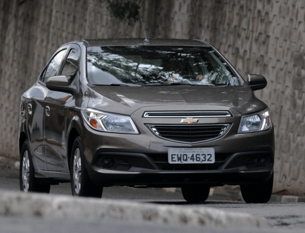 Chevrolet Prisma (foto) e Onix são construídos sobre a mesma base, em Gravataí (RS) - Murilo Góes/UOL