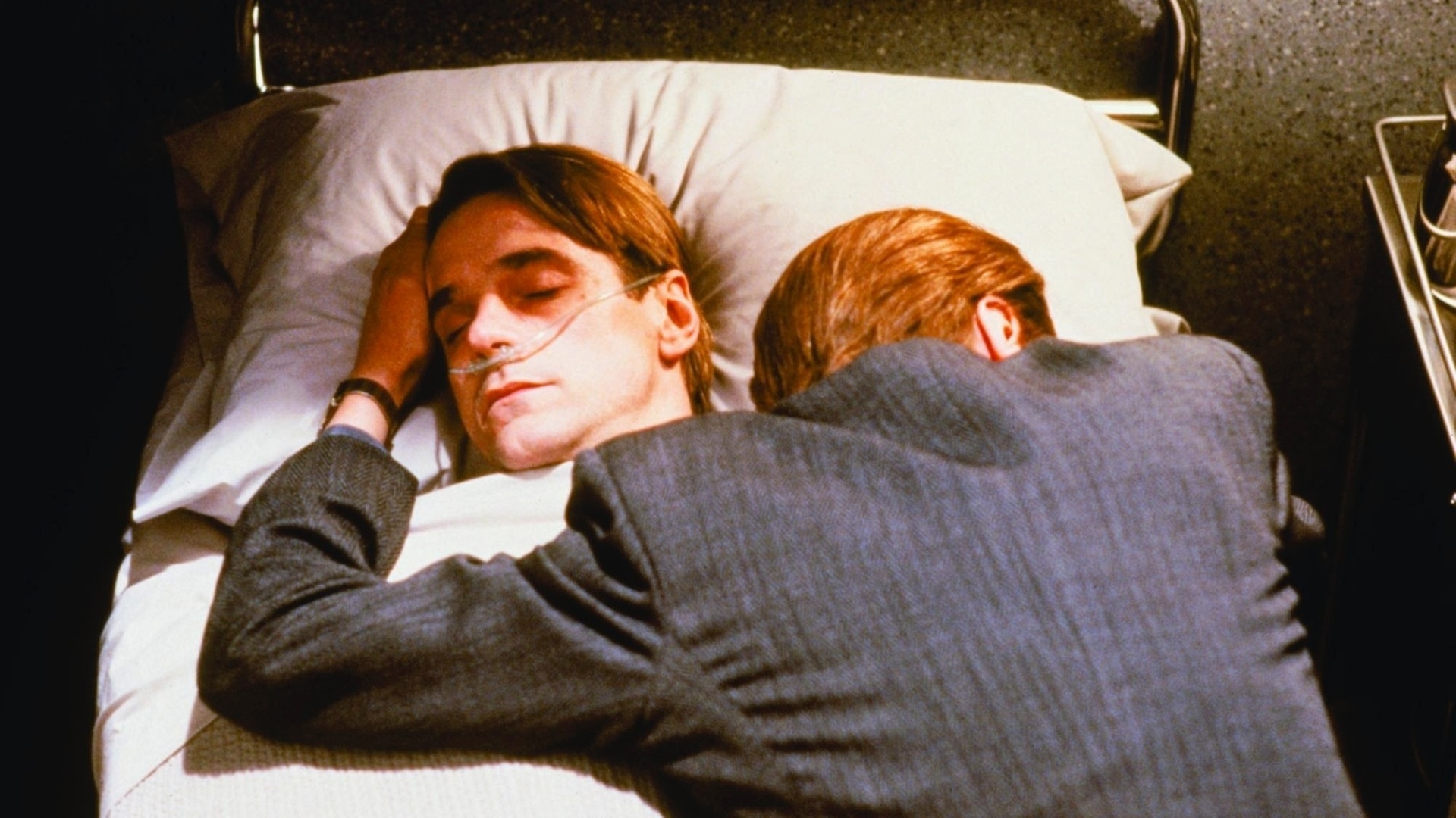 "GÊMEOS - MÓRBIDA SEMELHANÇA" (1988) - A relação entre sanidade e identidade entre gêmeos é explorada em mais um filme que se aproveita de conceitos científicos e psiquátricos. Na trama, dois irmãos idênticos, mas com personalidades distintas, se aproveitam de mulheres enquanto trabalham como ginecologistas. Jeremy Irons interpreta os gêmeos, que acabam abalados pela chegada de uma atriz à procura de tratamento contra a infertilidade. - Divulgação