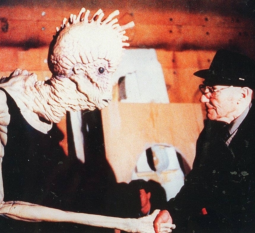 "MISTÉRIOS E PAIXÕES" (1991) - Baseado em obra do escritor norte-americano William S. Burroughs, o alerta de Cronenberg aos caminhos que a ciência pode levar a sociedade toma corpo em "Mistérios e Paixões". O longa mostra um exterminador de insetos mata acidentalmente sua mulher, uma pessoa viciada na substância usada para matar as pragas. Alucidado, ele acredita receber missões de um inseto gigante. - Divulgação / SDARC