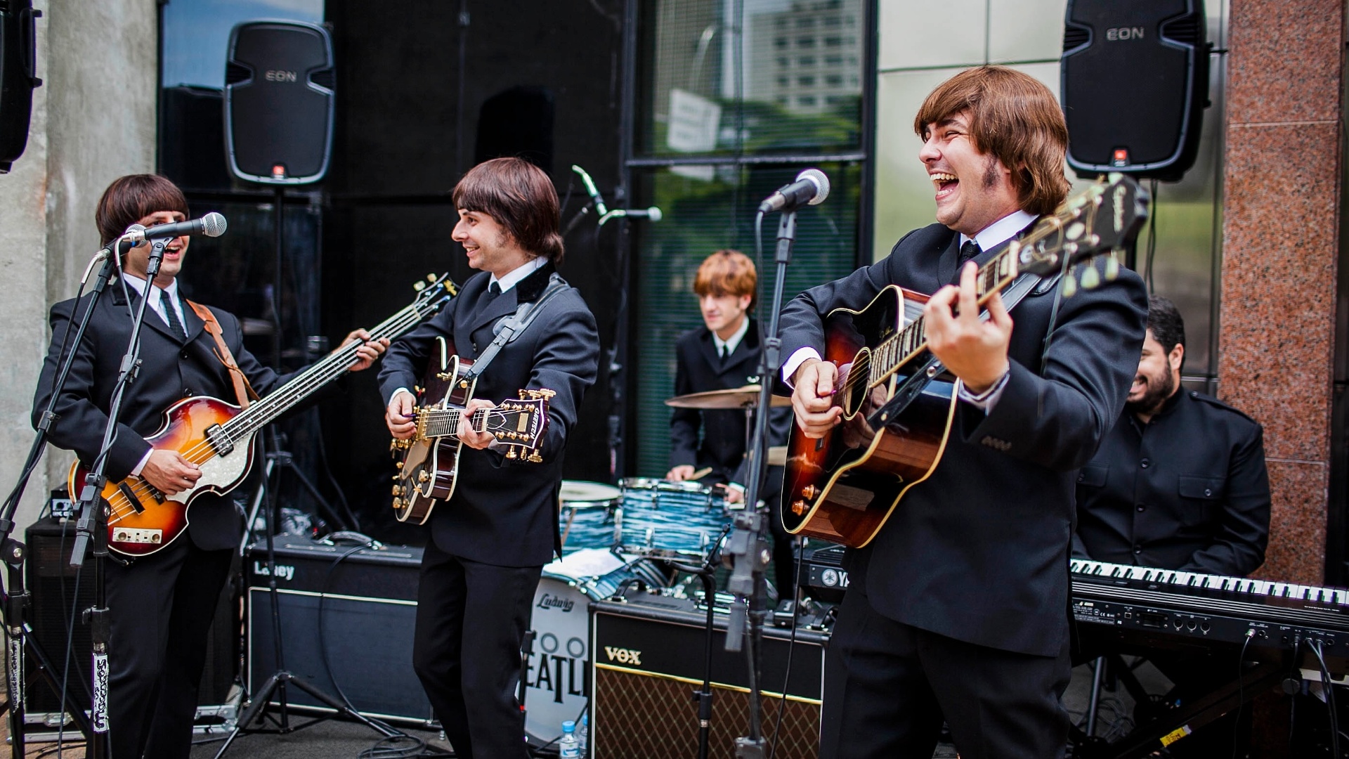 Músicos do Zoom Beatles se divertem durante o show realizado no prédio do UOL - Leonardo Soares/UOL
