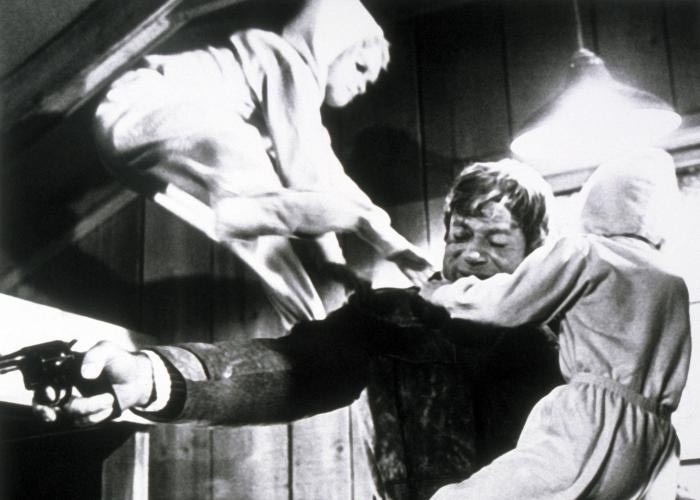 "OS FILHOS DO MEDO" (1979) - Consolidando seu nome no cinema de terror da década de 1970, Cronenberg lança um longa que mostra uma geração de crianças mutantes que atacam pessoas. Ao mesmo tempo, um homem tenta desvendar os métodos do psicólogo que trata de sua mulher, perturbado pelos hematomas no corpo da filha que surgem sempre após visitas à mãe. - Divulgação