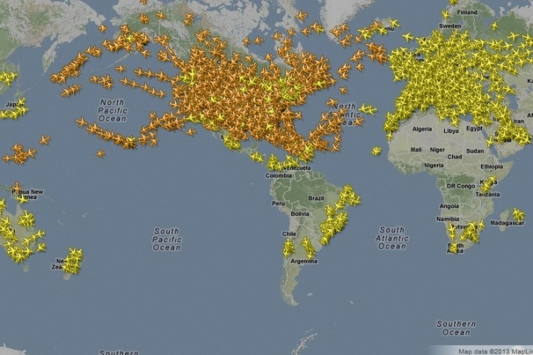Site FlightRadar24 mostra intenso tráfego aéreo sobre a América do Norte e a Europa