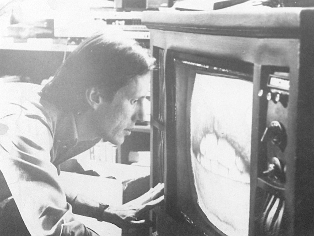 "VIDEODROME - A SÍNDROME DO VÍDEO" (1981) - Outro filme celebrado pelos admiradores de Cronenberg ao lado de "Scanners" e "A Mosca", o longa "Videodrome" aborda a relação entre espectador e programação na TV. Na trama, o dono de uma emissora de TV a cabo começa a transmitir um programa no qual pessoas são torturadas. Com o tempo, o protagonista -- interpretado por James Woods -- observa mudanças no próprio corpo. - Divulgação / SDARC