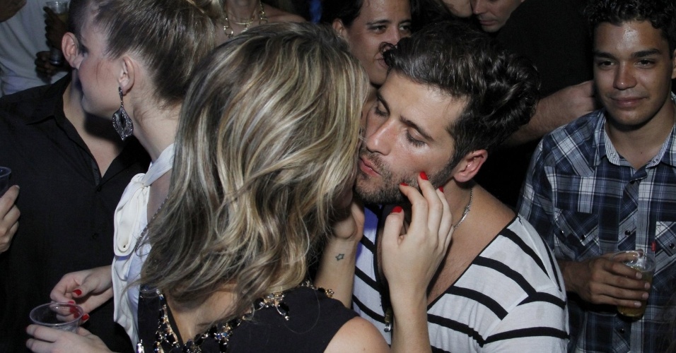 15.mar.2013 - Bruno Gagliasso e Geovanna Ewbank se beijam na festa que reuniu mais de mil famosos no hotel Copacabana Palace