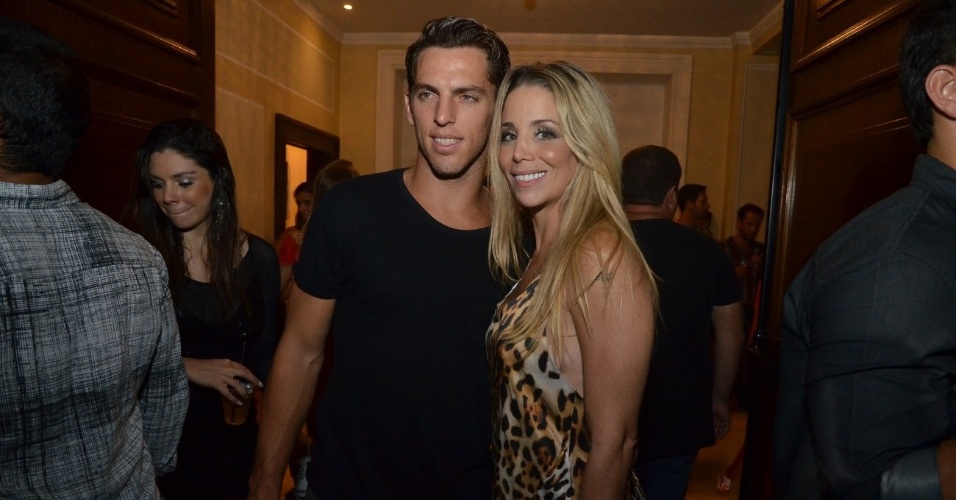 15.mar.2013 - Danielle Winits com o namorado Amaury Nunes no aniversário da promoter Carol Sampaio no Rio de Janeiro. 