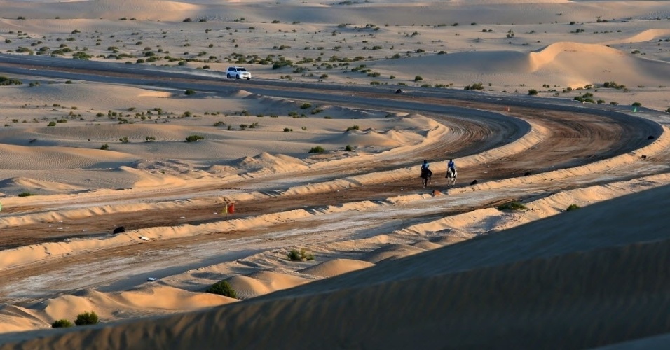 16.,ar.2013 - Cavaleiros percorrem dunas durante enduro nos arredores de Abu Dhabi, nos Emirados Árabes