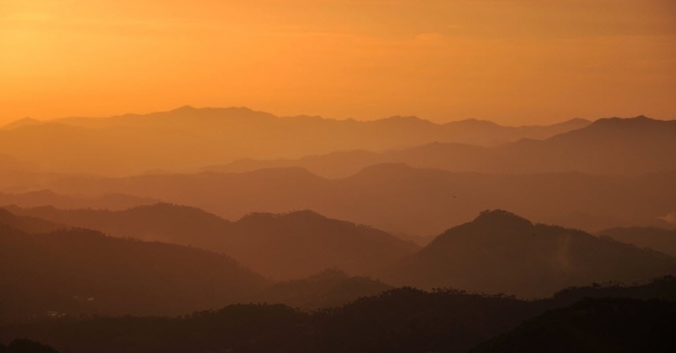 16.jan.2013 - Cadeia de montanhas se destaca na paisagem de Shimla, na Índia  