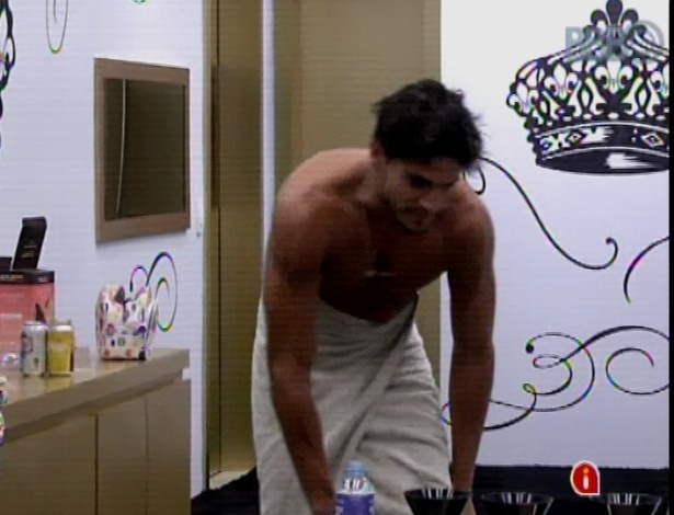 16.mar.2013 - De tanto Fernanda insistir, André levanta e toma banho. Logo depois, ele voltou a dormir