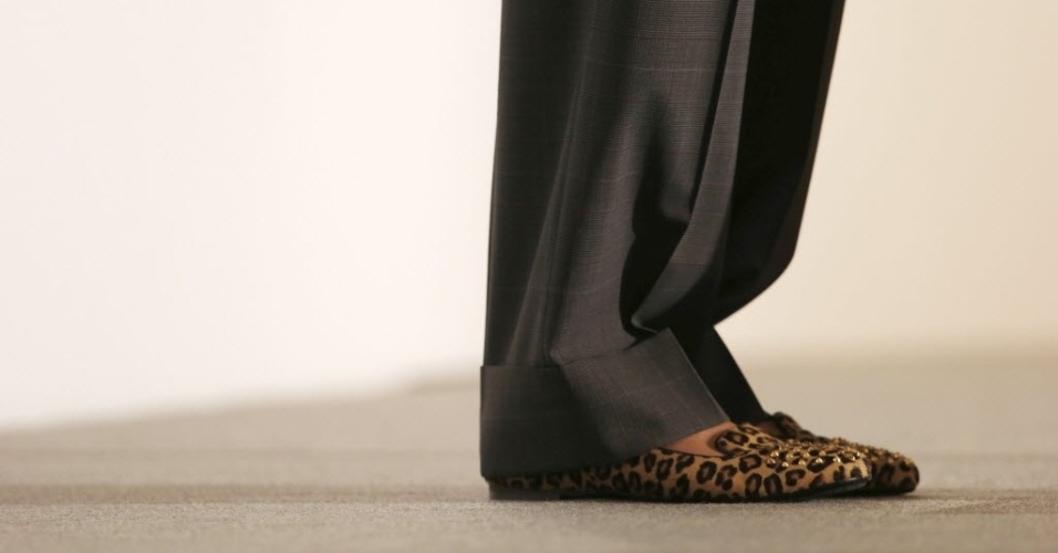 16.mar.2013 -  Detalhe do sapato da  ministra do Interior britânica, Teresa May, durante conferência em Londres