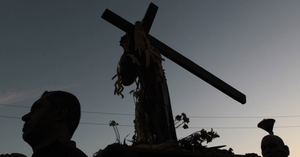 16.mar.2013 -   Homem  carrega cruz em procissão na cidade de Manágua, Nicarágua